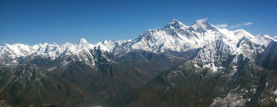 Gipfelkette des Himalaya mit Lotsen und Mt. Everest 